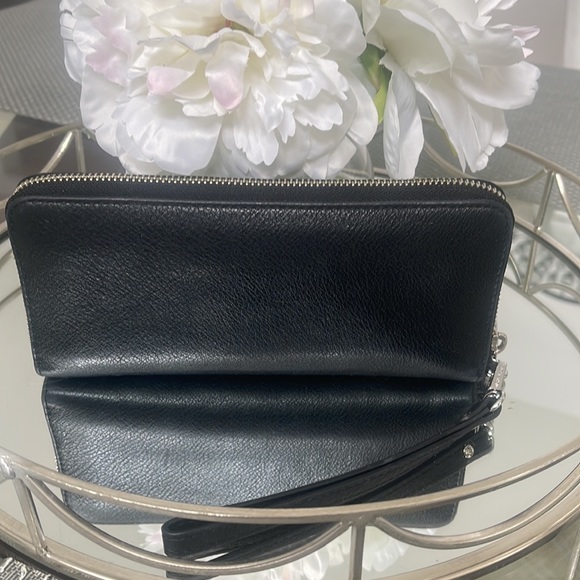 Authentic Michael Kors Wallet - Picture 3 of 5